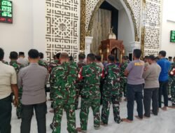 Kebersamaan di Tengah Aksi Penyampaian Pendapat di Mapolresta Sidoarjo