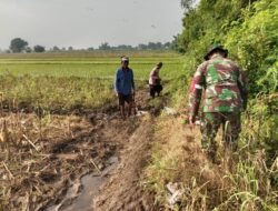 Koramil Wonomerto Kerja Bakti Membersihkan Jalan Desa dan Saluran Irigasi