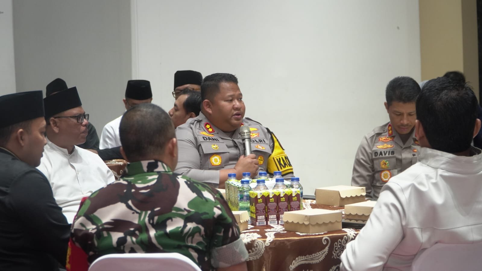Kapolres Pasuruan juga bersilaturahmi ke para ulama berpengaruh Kabupaten Pasuruan,salah satunya adalah KH. Soleh, pengasuh Pondok Pesantren Ngalah Purwosari.