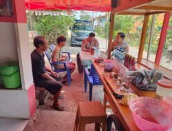 Bhabinkamtibmas Desa Kesambi Anjangsana ke Korban Tragedi Kanjuruhan, Cek Kesehatan dan Berikan Paket Sembako