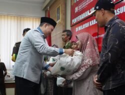 Dalam Rangka Hari Lahir Kejaksaan RI ke 80, Kejari Kabupaten Pasuruan Salurkan Ribuan Paket Sembako Untuk Warga Kurang Mampu