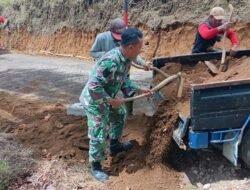 Kerja Bakti Babinsa dan Warga Ledokombo: Bukti Nyata Kepedulian TNI di Desa