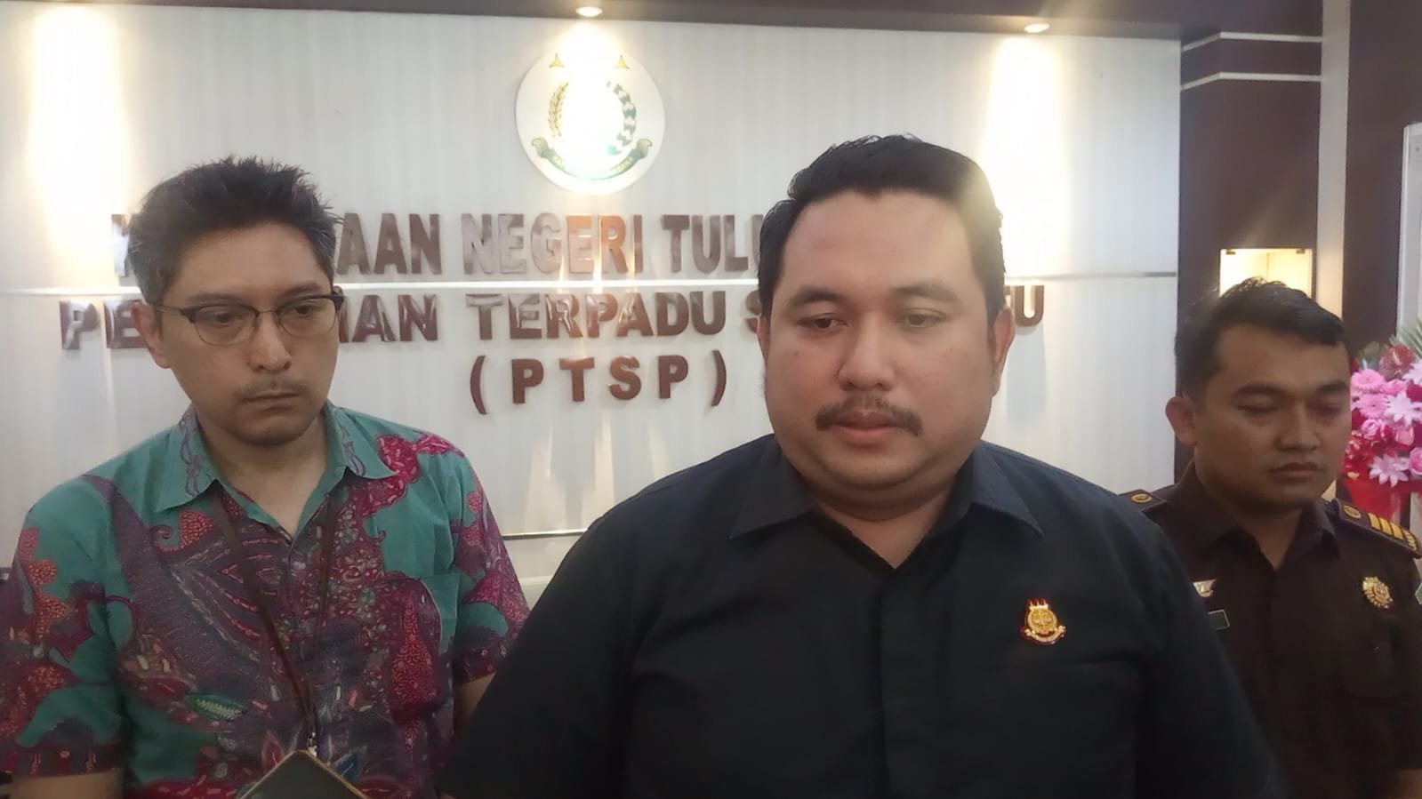 Kajari Tulungagung, Tri Sutrisno (tengah) dan Kasi Intel, Amri Rahmanto Sayekti (kiri) saat wawancara bersama jurnalis, Rabu (10/9/2025) (Foto : Chandra Nurcahyo)