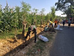 Guyub TNI dan Rakyat: Babinsa Wonomerto Kerja Bakti Bersama Warga Dawuhan