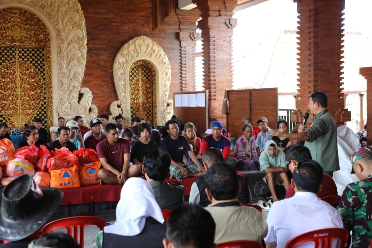 Kepala BNPB Letjen TNI Dr. Suharyanto, S.Sos., M.M., (kemeja dan rompi hijau) saat berdiskusi dengan warga terdampak banjir di Banjar Sedana Mertha Ubung, Denpasar, Bali pada Kamis (11/9).