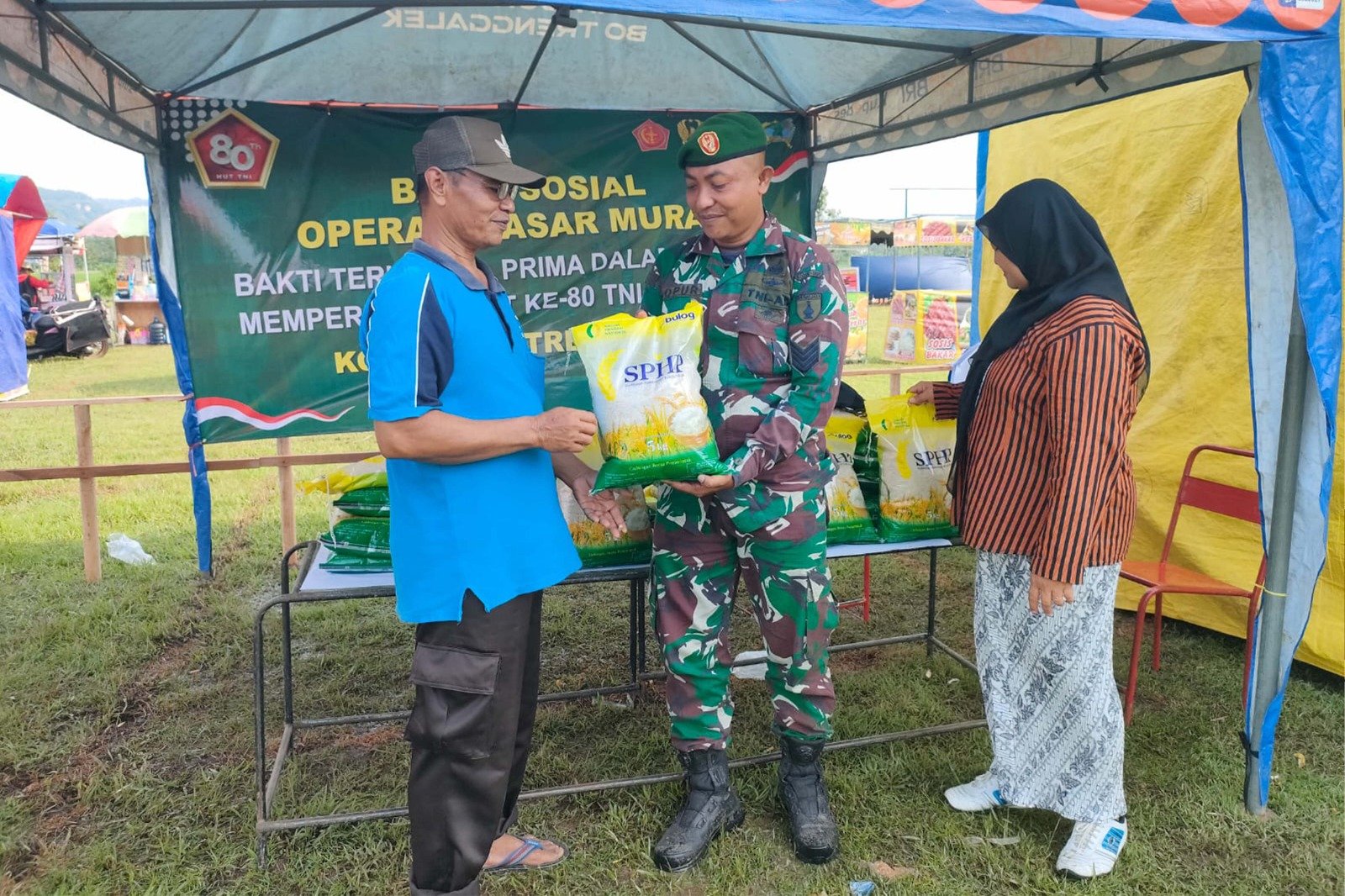 Kodim 0806/Trenggalek menunjukkan komitmennya menjaga stabilitas harga pangan dengan menggelar Operasi Pasar Murah.