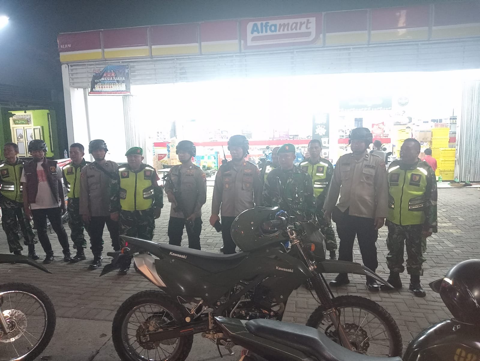 personel TNI dan Polri melaksanakan patroli bersama di wilayah Kecamatan Krembung, Kabupaten Sidoarjo,