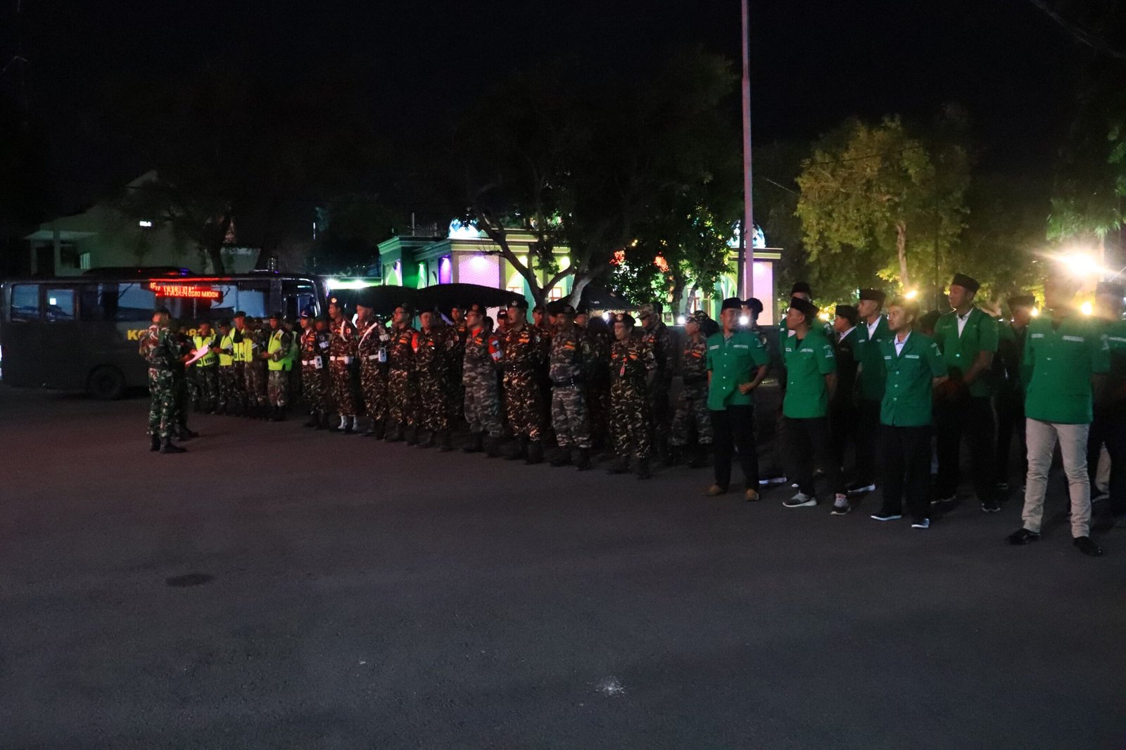 Kodim 0820/Probolinggo bersama Ansor serta Banser melaksanakan siskamling sinergi kebangsaan