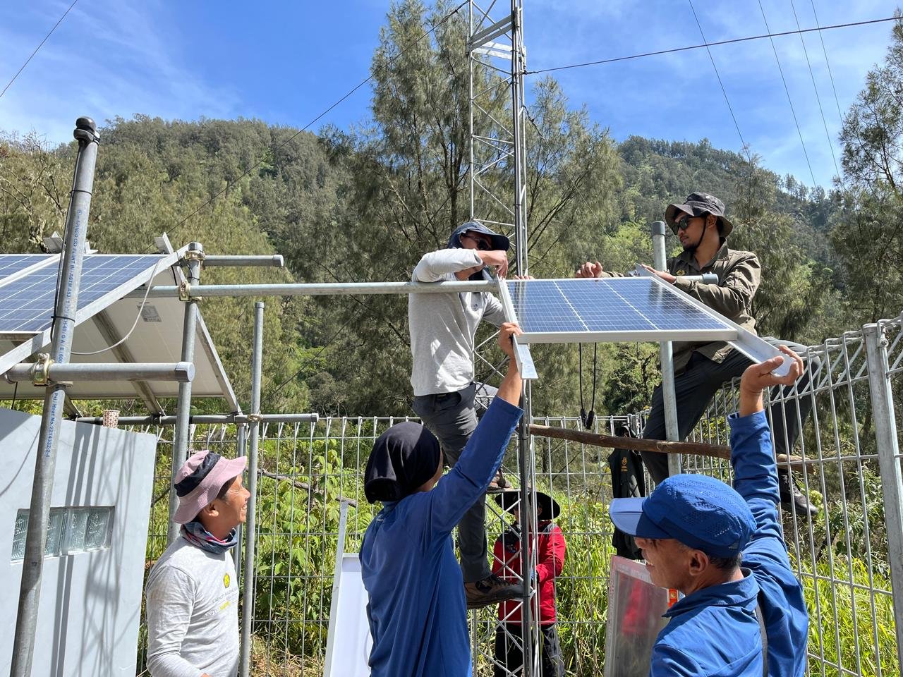 BNPB) menambah unit alat peringatan dini banjir lahar dingin di kawasan Gunung Semeru,