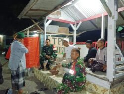 Turun ke Lapangan, Babinsa Sapa Warga Saat Laksanakan Patroli Siskamling