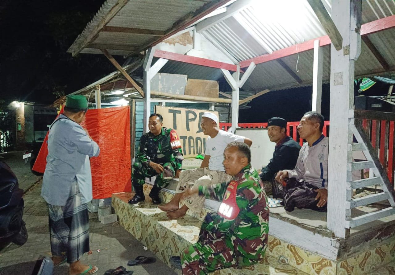 Sertu Suryanto dan Serda Yusron, melaksanakan patroli siskamling di wilayah Kecamatan Sukorejo, Kabupaten Pasuruan.