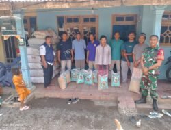 Tumbuhkan Semangat Petani, Babinsa Bantu Penyaluran Benih Padi