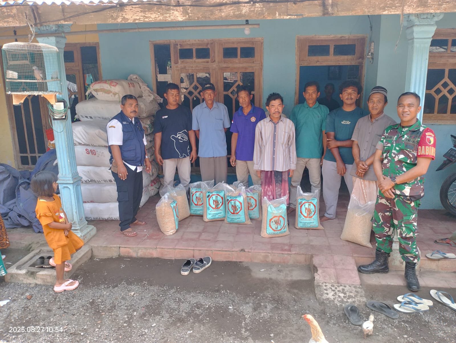 kegiatan penyaluran bantuan benih padi kepada Kelompok Tani (Poktan) Tani Jaya di Desa Bimo, Kecamatan Pakuniran