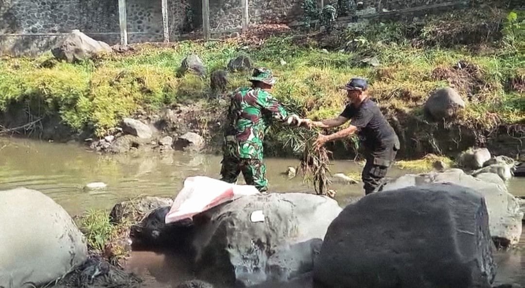 Kodim 0819/Pasuruan melaksanakan kegiatan Karya Bhakti Prima pembersihan sungai