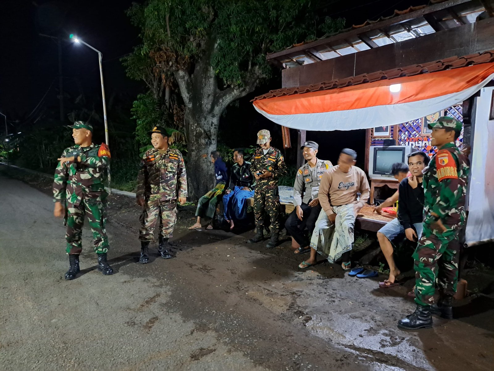 giat sambang pos kamling serta dialogis dengan warga di Desa Karangjati Anyar, Kecamatan Wonorejo, Kabupaten Pasuruan,