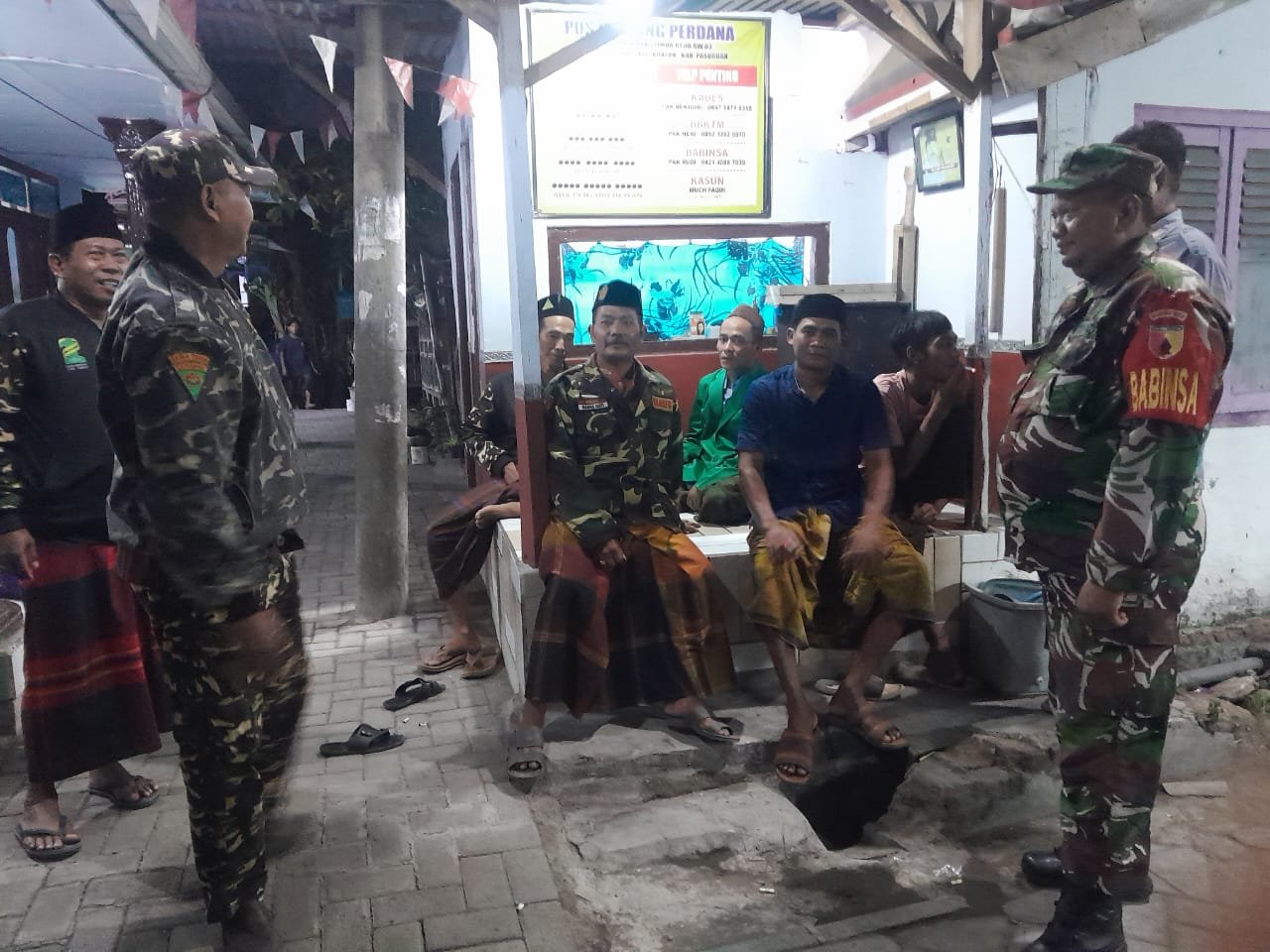 Sertu Rudy Antoro dari Koramil 0819/03 Kraton melaksanakan kegiatan Patroli Siskamling di wilayah Dusun Asemkandang RT 07 RW 04, Kecamatan Kraton,