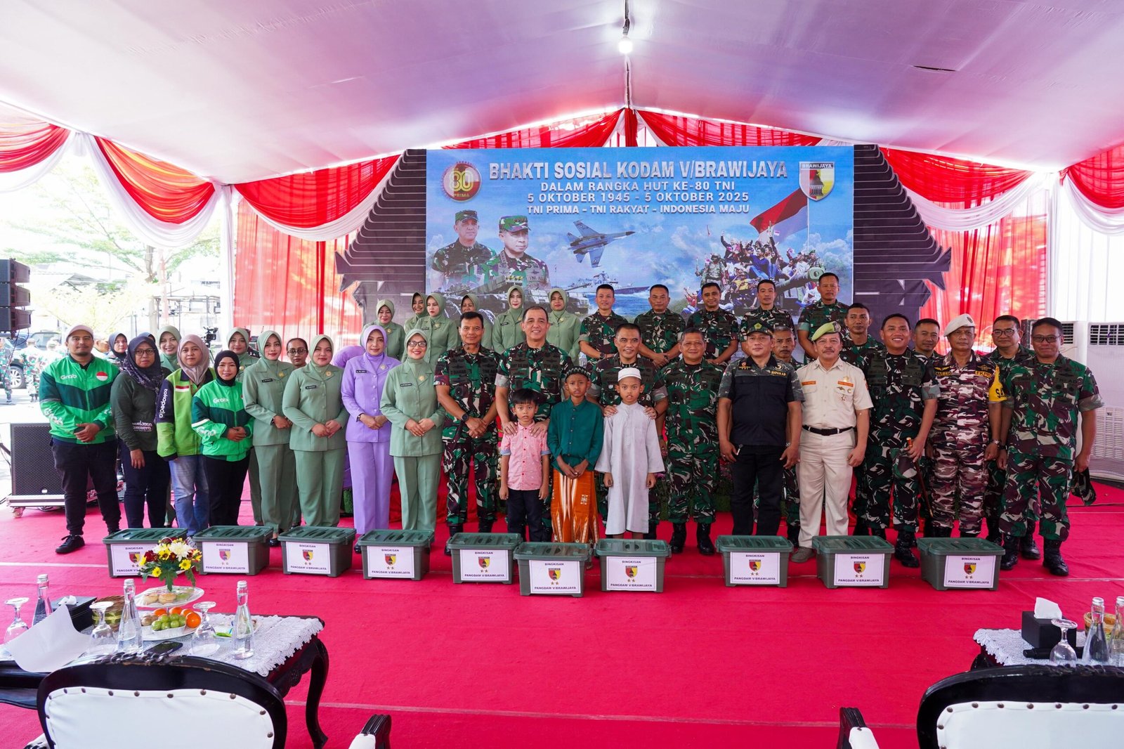 Pangdam V/Brawijaya, Mayjen TNI Rudy Saladin, M.A, bersama sejumlah PJU di lingkungan Kodam meninjau pelaksanaan bakti sosial kesehatan