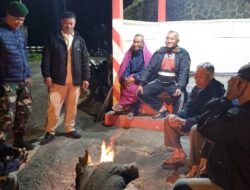 Pastikan Lingkungan tetap Aman, Babinsa Koramil Tosari Patroli Sambangi Pos Kamling