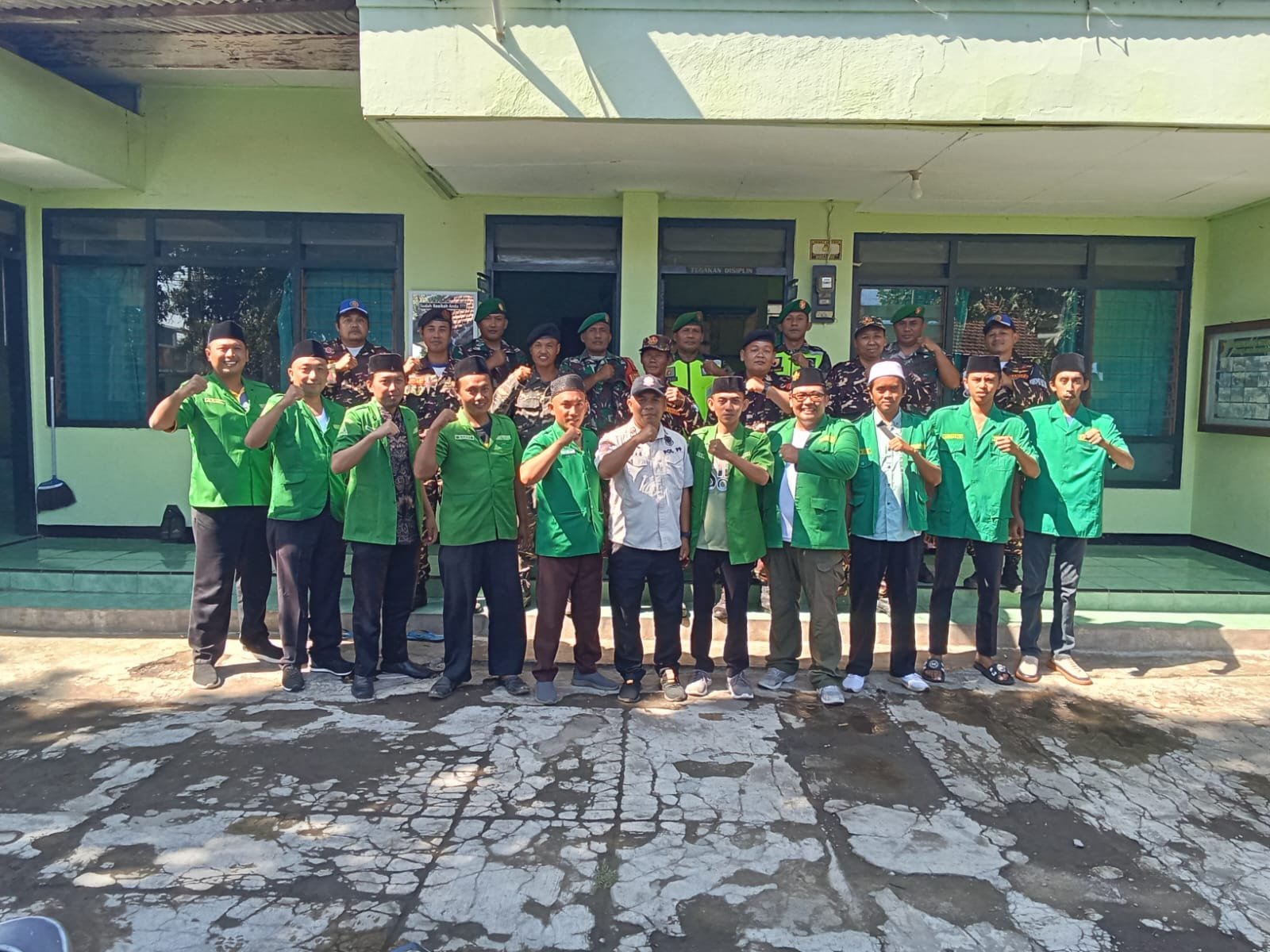 apel gabungan yang berlanjut dengan kegiatan siskamling