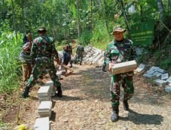 Dipimpin Batuud Serma Marsel, Koramil Puspo Gelar Karya Bakti Paving Jalan di Dusun Gondosuli