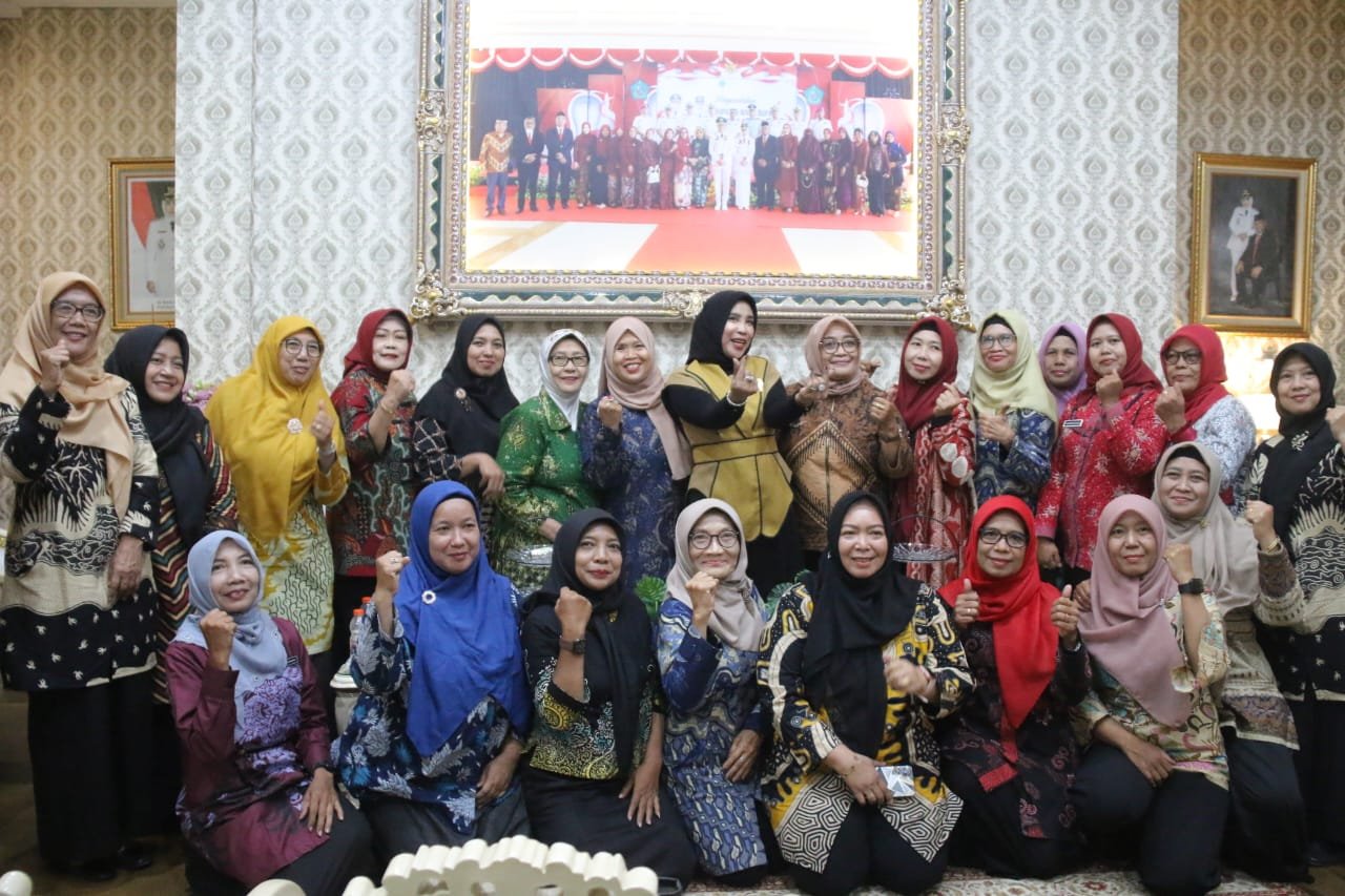 Ibu-ibu Pegiat UMKM Kelurahan Geluran Taman berkunjung ke rumah Dinas Wakil Bupati Sidoarjo Hj. Mimik Idayana,