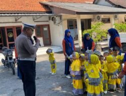 Polisi Ajarkan Tertib Berlalu Lintas Sejak Dini, Siswa KB-RA Al Ikhlas Belajar di Polsek Balongbendo