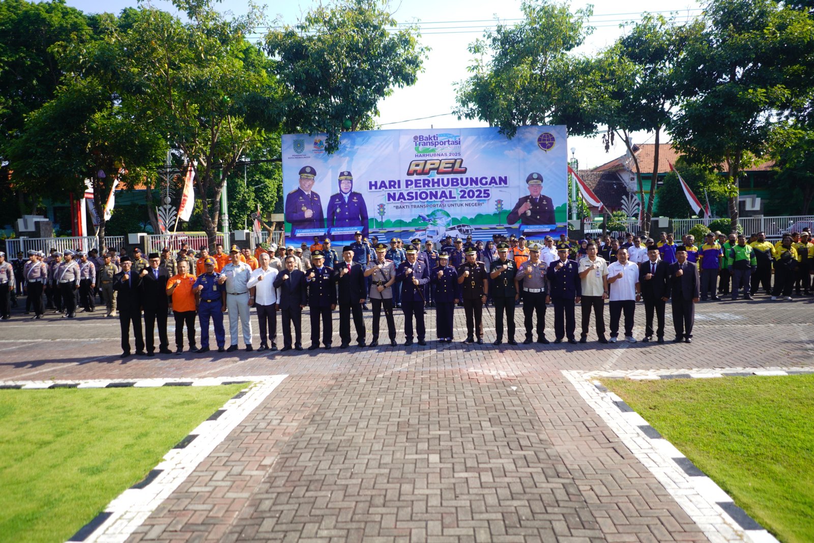 upacara dalam rangka peringatan hari perhubungan nasional tahun 2025 di halaman Kantor Wali Kota