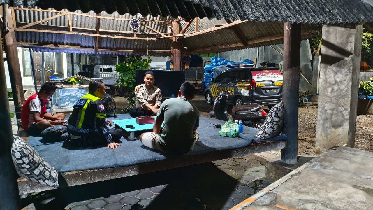 Aiptu Novagiarto dan Bripka Christian, anggota patroli sambangi poskamling warga di Desa Wonokasian