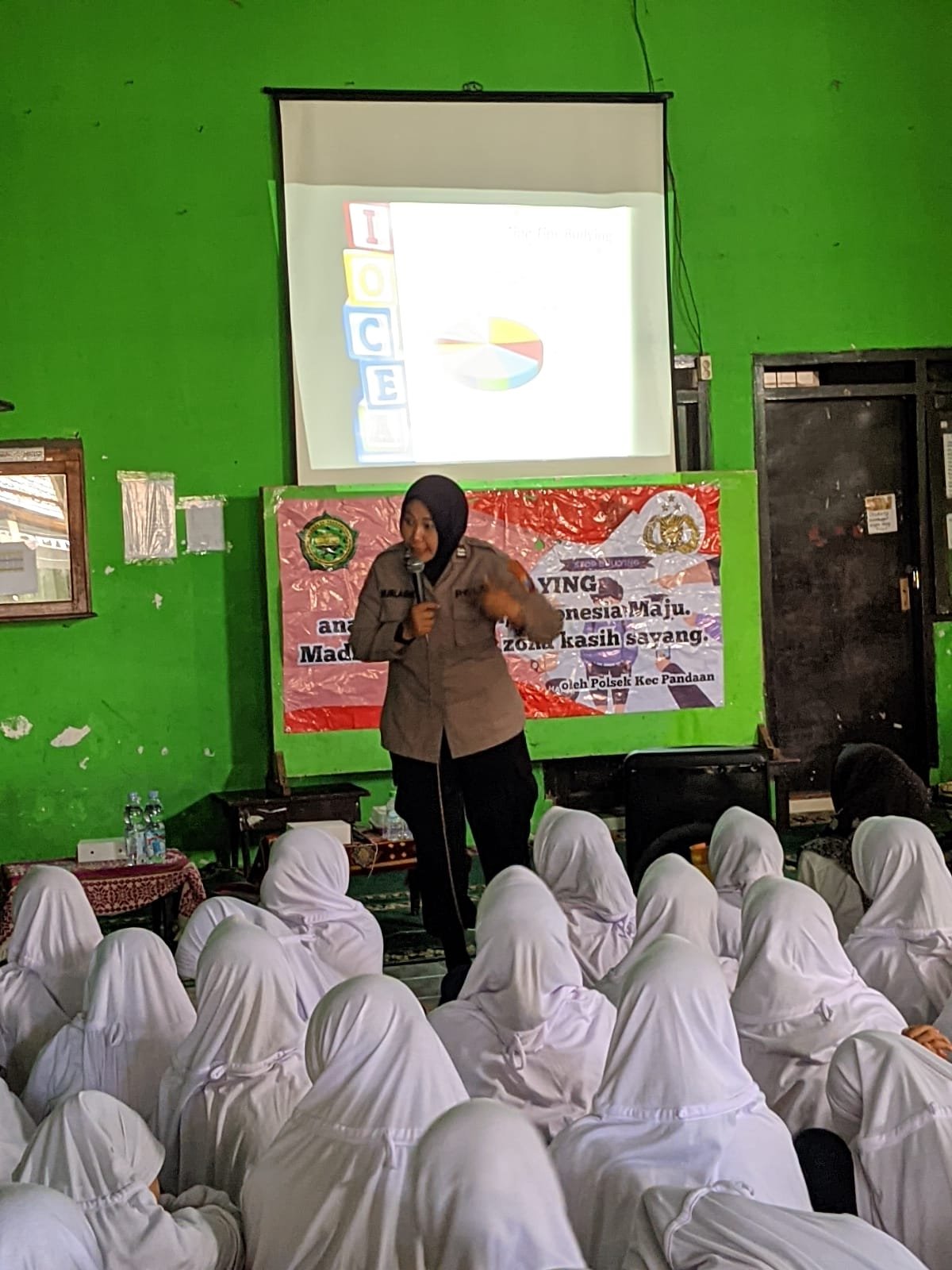 edukasi kepada para santri tentang etika berlalu lintas dan pencegahan bullying di Aula Pondok Pesantren Fadillatul Qur’an