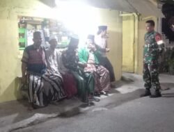 Mengurangi Tindak Kejahatan Babinsa Ajak Warga Giatkan Siskamling