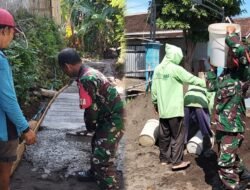 Serma Ari Sudaryanto Turun Langsung Bantu Warga Bangun Jalan Desa