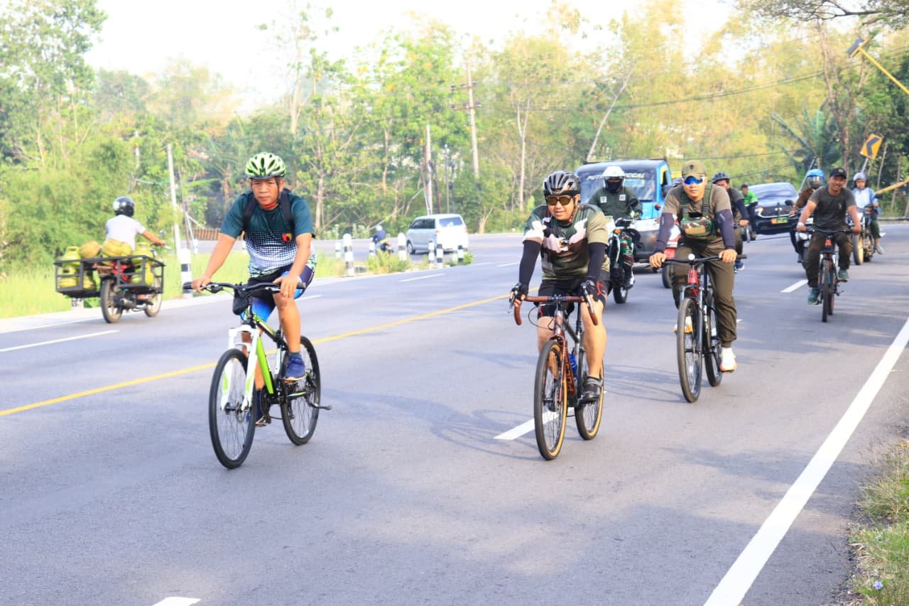 kegiatan gowes bersama dengan sejumlah perwakilan perwira staf, perwakilan Danramil serta anggota jajaran Kodim 0820/Probolinggo