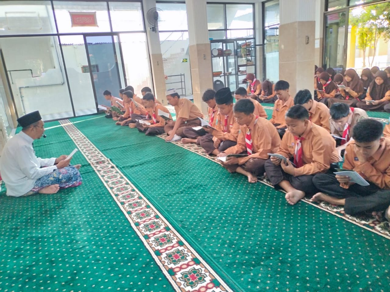 kegiatan unggulan sekolah bertajuk “JULI SARENG MANAN” atau Jum’at Peduli, Sarapan Bareng, Khataman Al-Qur’an