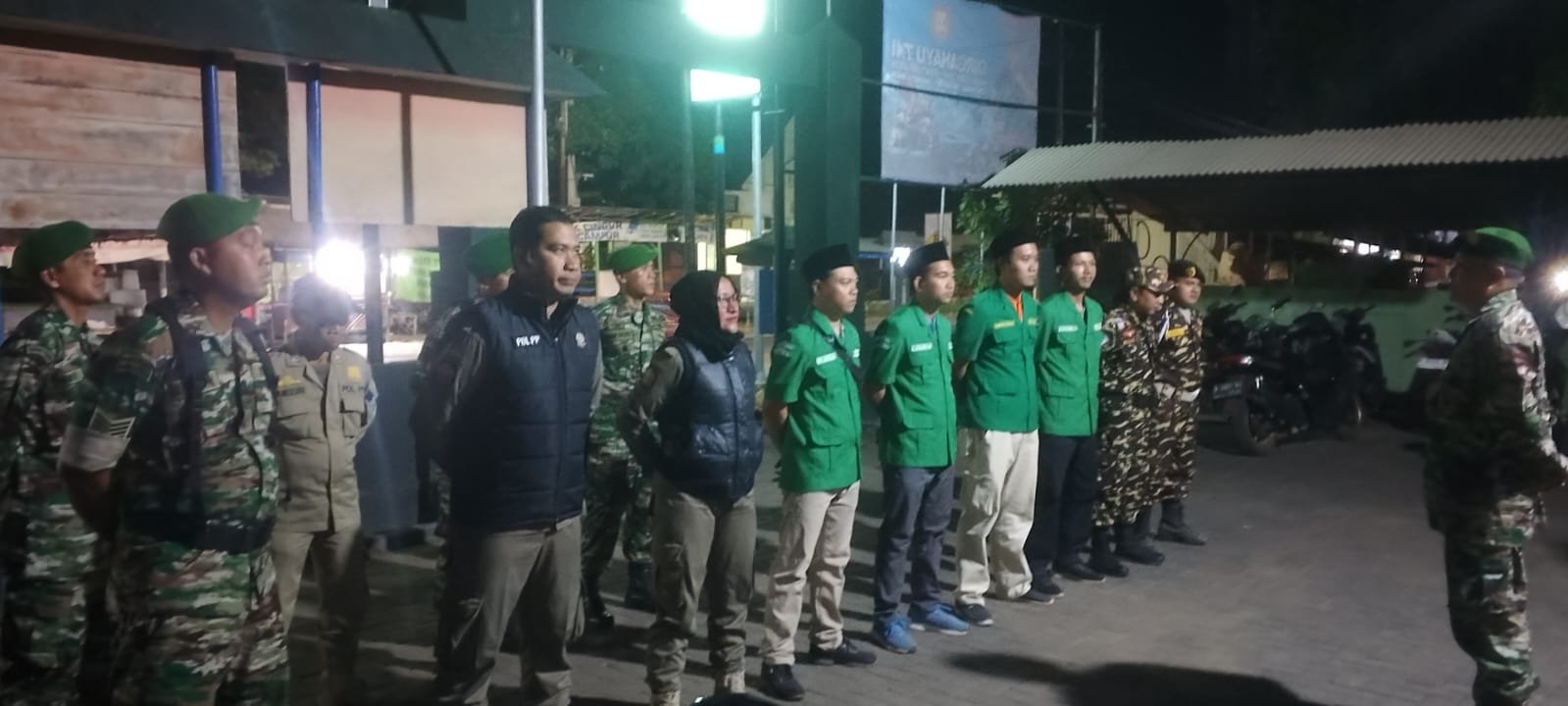 apel bersama yang dilaksanakan Koramil 0820-15/Pajarakan dengan melibatkan TNI, Banser, Ansor, dan Satpol PP di Makoramil 0820-15/Pajarakan