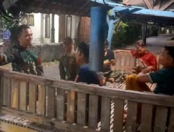 Babinsa Keliling Kampung, Pastikan Malam Warga Tetap Aman