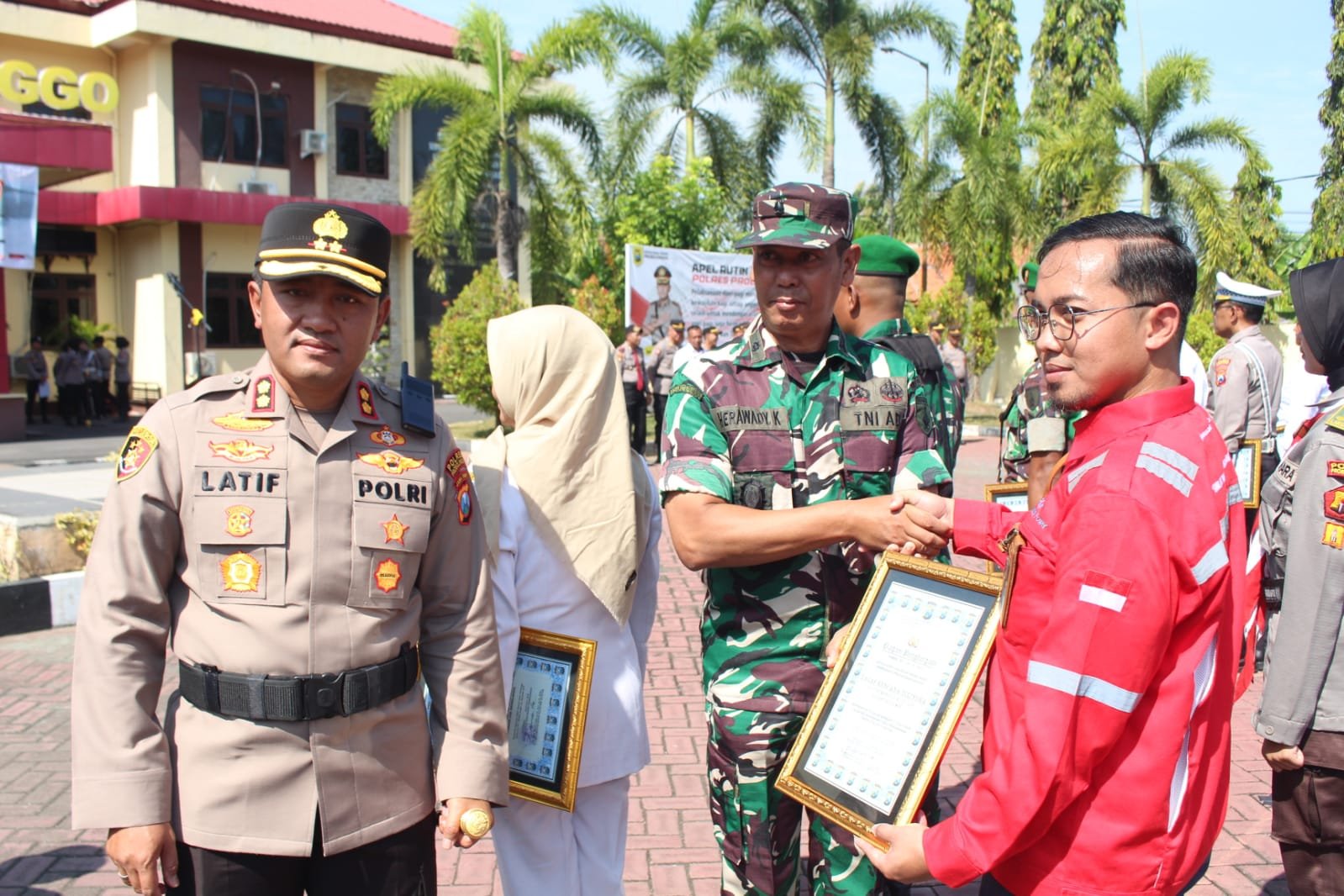 apel sinergitas dan pemberian penghargaan kepada anggota yang berprestasi dan masyarakat yang telah membantu tugas aparat keamanan