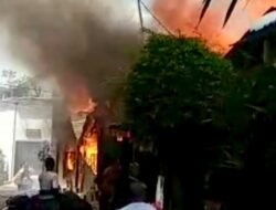 Bengkel Las di Pondok Kelapa Terbakar, Kerugian Capai Ratusan Juta 