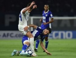 Persib Tumbangkan Arema dengan 10 Pemain di Kanjuruhan
