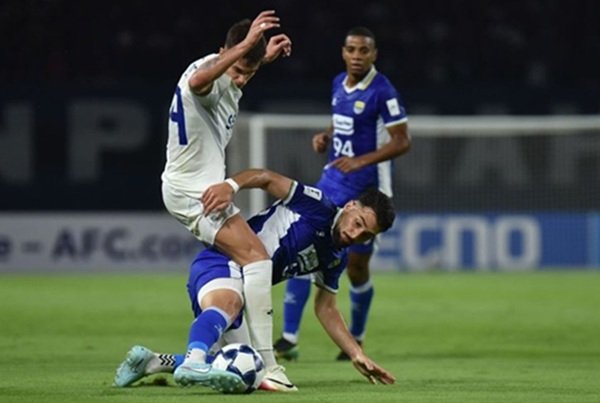 Persib Tumbangkan Arema dengan 10 Pemain di Kanjuruhan