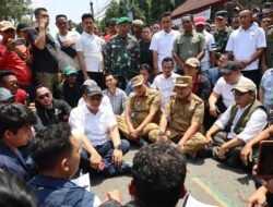 Wali Kota Bekasi Duduk Bersama Massa, Serap Aspirasi di Jalan