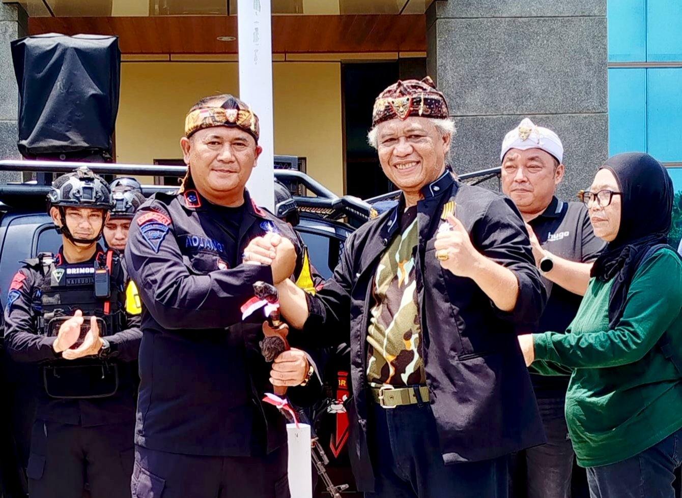 Abah Anton Silaturahmi ke Yon Brimob Srigunting Hitam Cineam, Anugerahkan Adiluhung Kisunda Utama