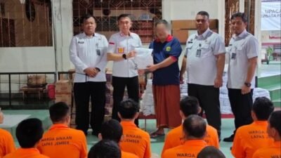 Lapas Jember Penuhi Hak Warga Binaan Melalui Pembagian Pakaian Ibadah dan Perlengkapan Mandi