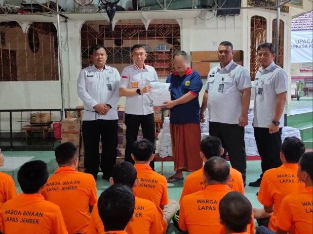 Lapas Jember Penuhi Hak Warga Binaan Melalui Pembagian Pakaian Ibadah dan Perlengkapan Mandi