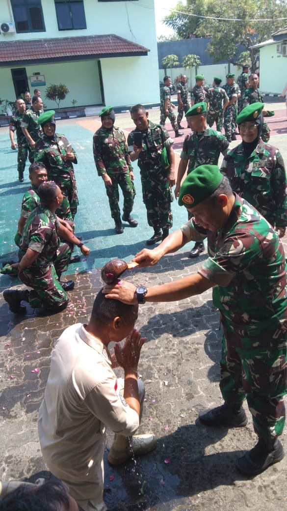 acara Tradisi Korps Raport kenaikan pangkat para anggota yang mendapatkan kenaikan pangkat