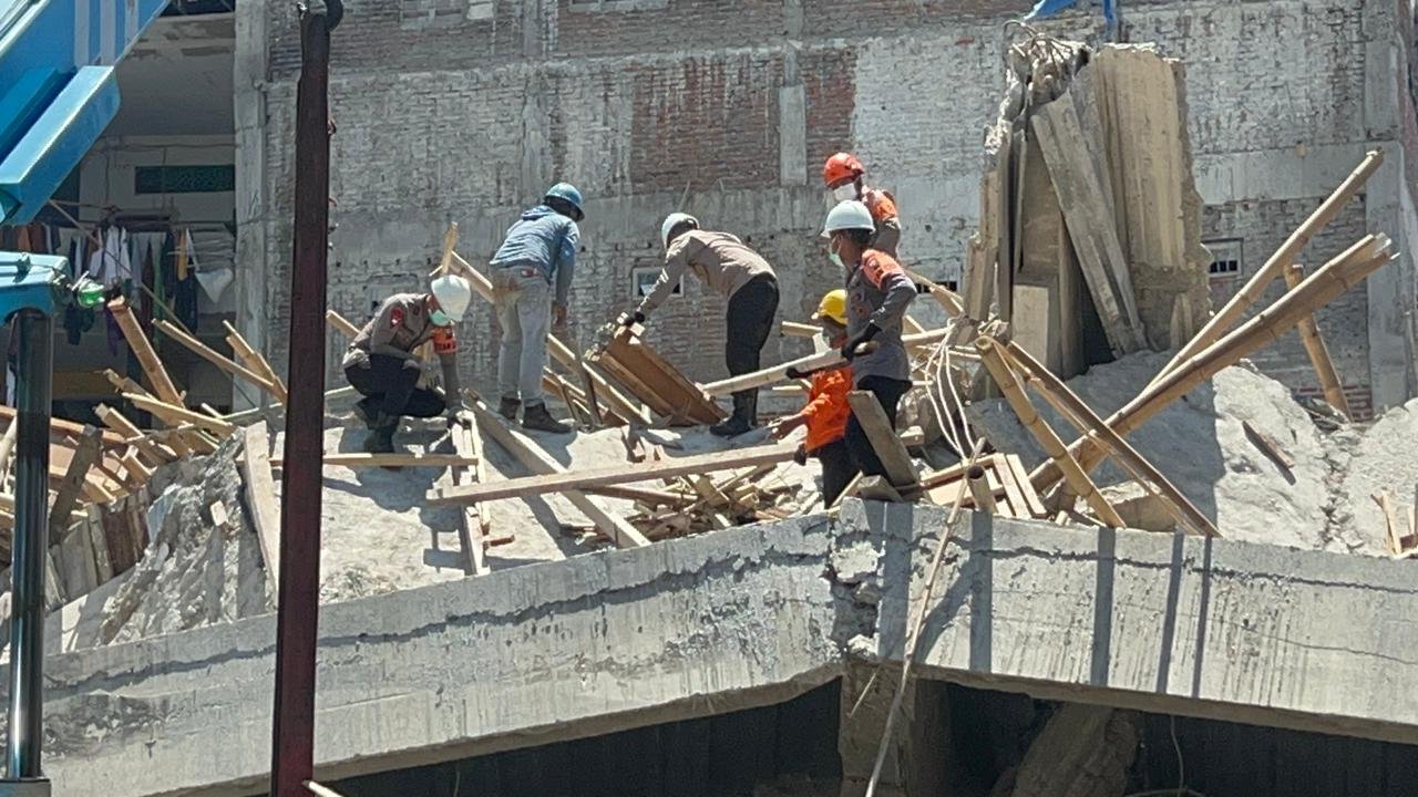 evakuasi dan pengangkatan reruntuhan bangunan di Pondok Pesantren Al Khoziny, Buduran, Sidoarjo, Jawa Timur