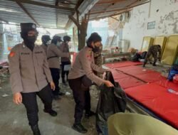 Polwan Polresta Sidoarjo Peduli Kebersihan di Posko Keluarga Korban Santri Ponpes Al Khoziny