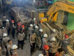 Personel TNI-Polri Berjibaku Bersihkan Puing Reruntuhan Bangunan Ponpes