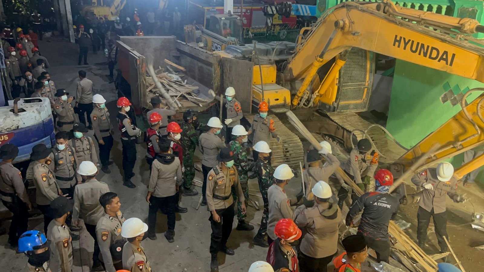 Proses pencarian korban hari kelima, di Pondok Pesantren Al Khoziny, Buduran, Sidoarjo