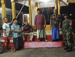 Dekat dengan Warga, Babinsa Sekarjoho Patroli Siskamling Demi Ciptakan Rasa Aman