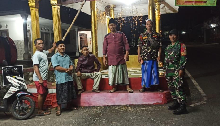 kegiatan patroli Siskamling di Dusun Dinoyo RT 02 RW 05, Kecamatan Prigen, Kabupaten Pasuruan